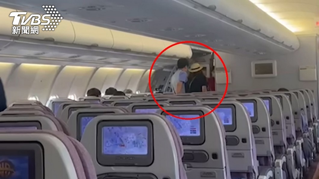 看世界／日女辱骂空服员没说日语　华航通报航警带下机