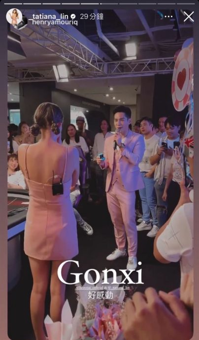 祖雄举牌求婚成功 钻戒套牢佳娜