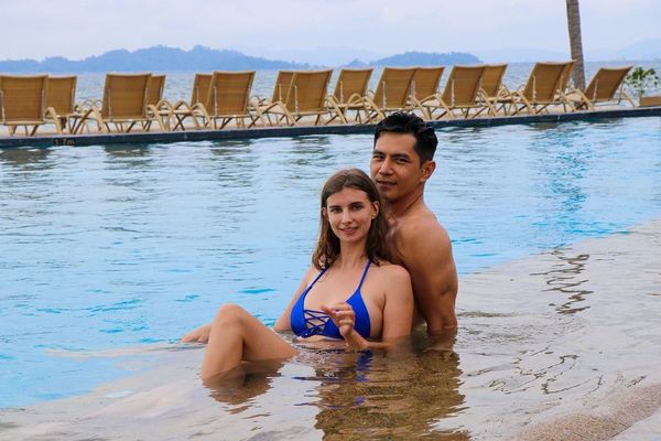 祖雄举牌求婚成功 钻戒套牢佳娜