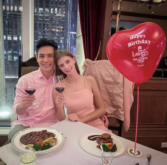 祖雄举牌求婚成功 钻戒套牢佳娜