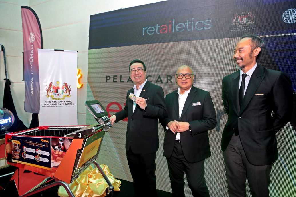 科艺部长郑立慷主持ezyCart智能购物推车推介礼