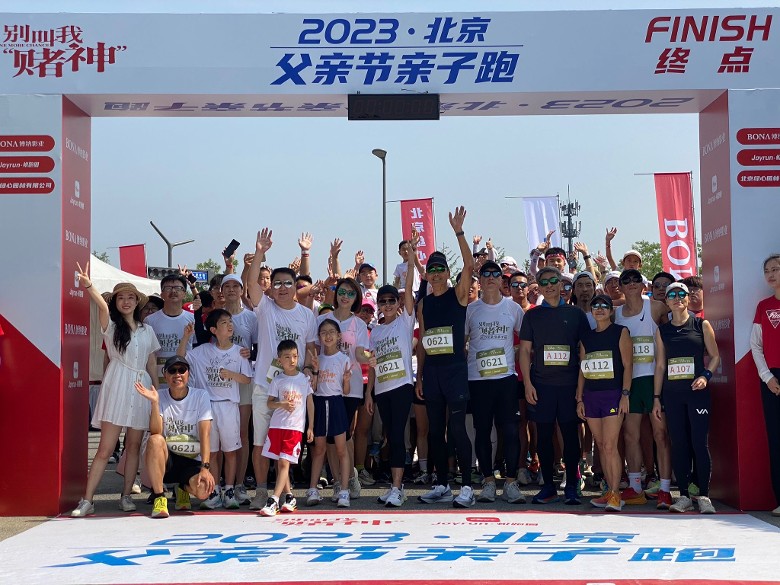 粉丝太超过? 周润发晨跑遭怼脸拍罕见黑脸