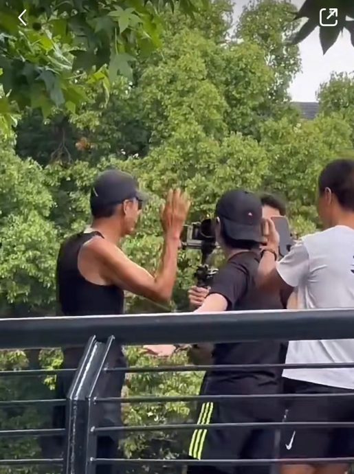 粉丝太超过? 周润发晨跑遭怼脸拍罕见黑脸