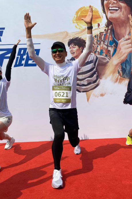 粉丝太超过? 周润发晨跑遭怼脸拍罕见黑脸