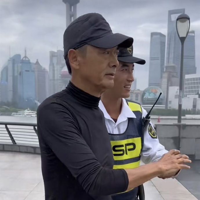 粉丝太超过? 周润发晨跑遭怼脸拍罕见黑脸