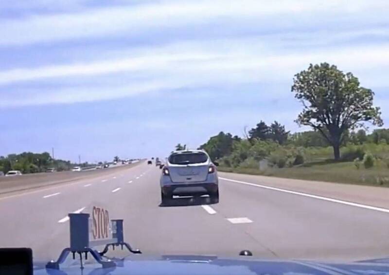 美10岁童偷车开上州际公路 只因“想去底特律找妈妈”