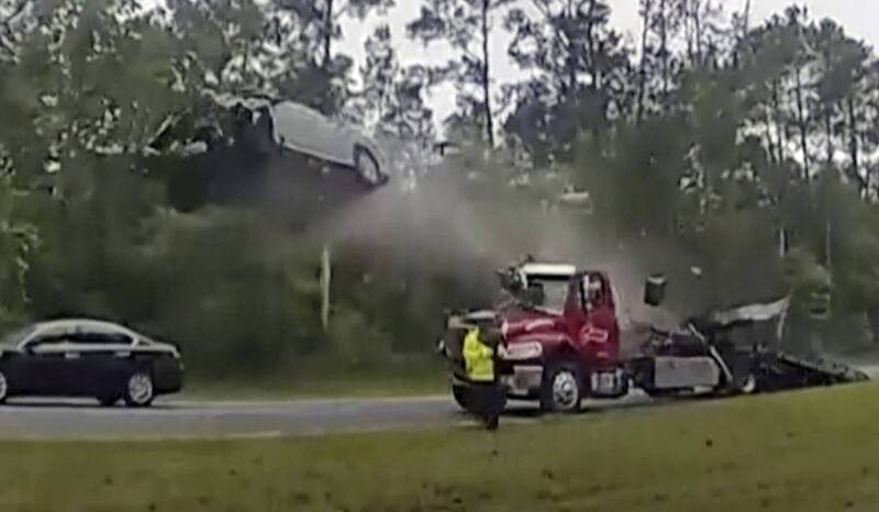 美国离奇车祸 轿车冲上拖板车“飞天” 司机:我以为我要死了
