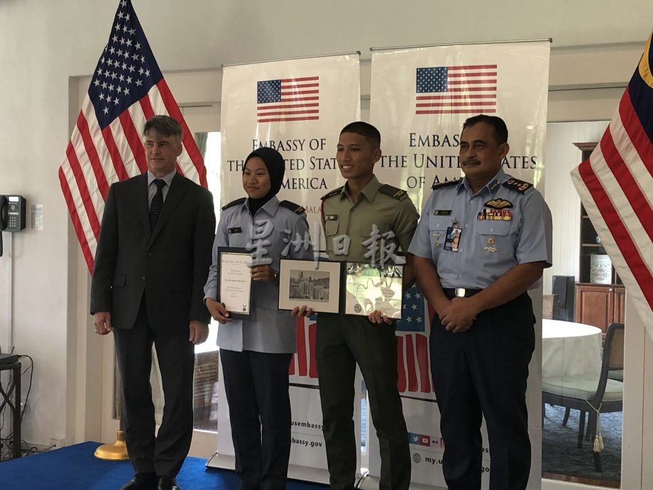 美国驻马大使馆:2名学生将前往美国军校深造