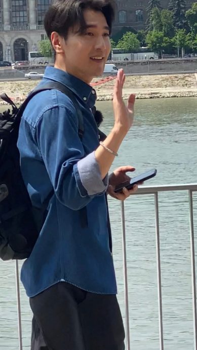 美女环绕保持距离 赵又廷获赞“有人夫自觉”