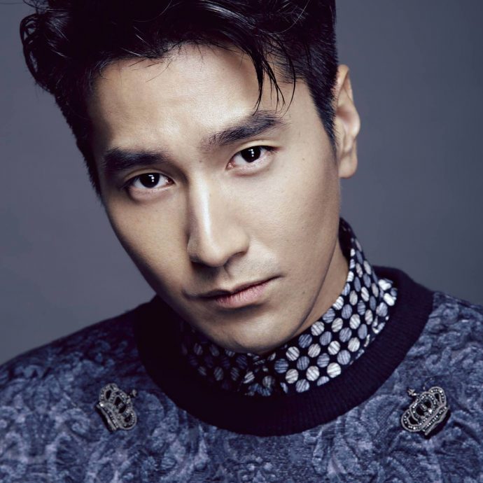 美女环绕保持距离 赵又廷获赞“有人夫自觉”