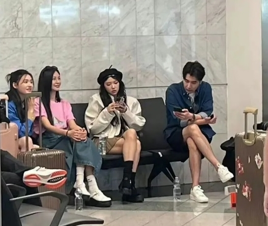 美女环绕保持距离 赵又廷获赞“有人夫自觉”