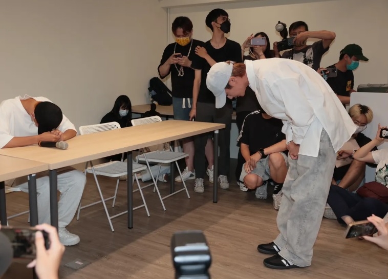 耀乐开发布会 炎亚纶突现身道歉2度鞠躬引骚动