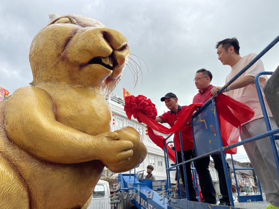 艳阳风雨摧残 鸡场街金兔“毁容”