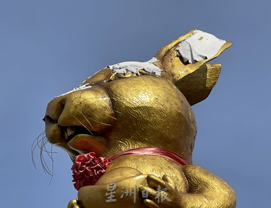 艳阳风雨摧残 鸡场街金兔“毁容”