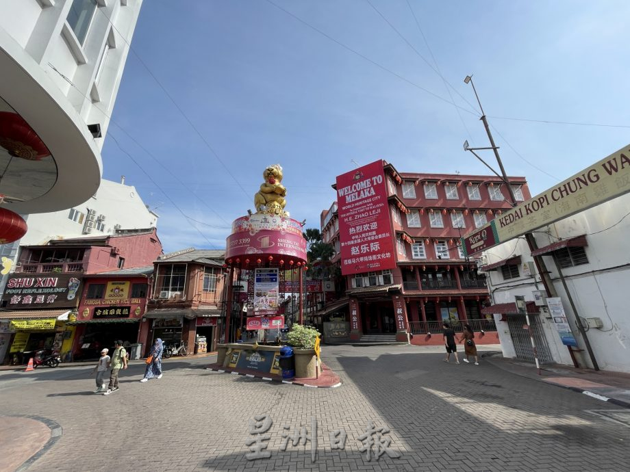艳阳风雨摧残 鸡场街金兔“毁容”