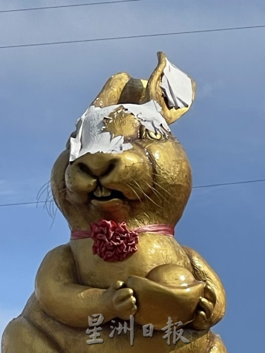 艳阳风雨摧残 鸡场街金兔“毁容”