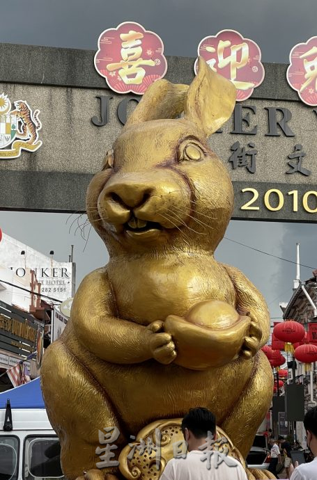 艳阳风雨摧残 鸡场街金兔“毁容”