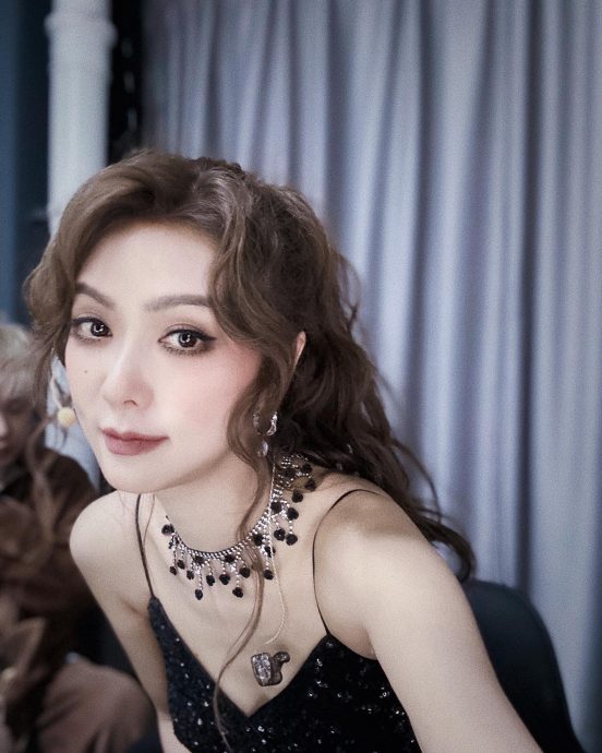 薛凯琪黑眼影浓妆吓人 网民狂刷佛像“驱邪”