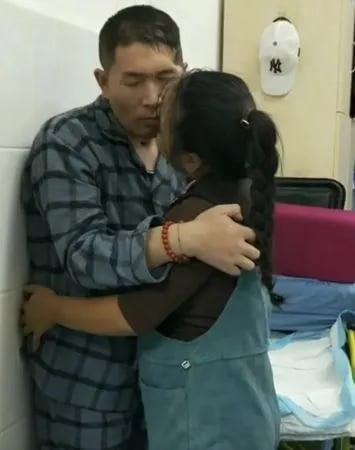 视频|“爸爸我背痒!” 瘫父用尽全力为儿捉痒看哭全网