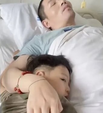 视频|“爸爸我背痒!” 瘫父用尽全力为儿捉痒看哭全网