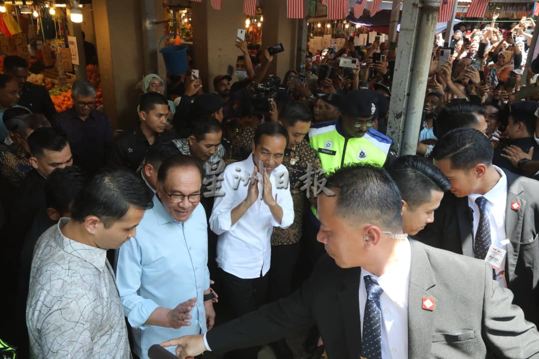 视频|佐科威访马行程不一般!走访隆秋杰路 印尼人唱印尼国歌