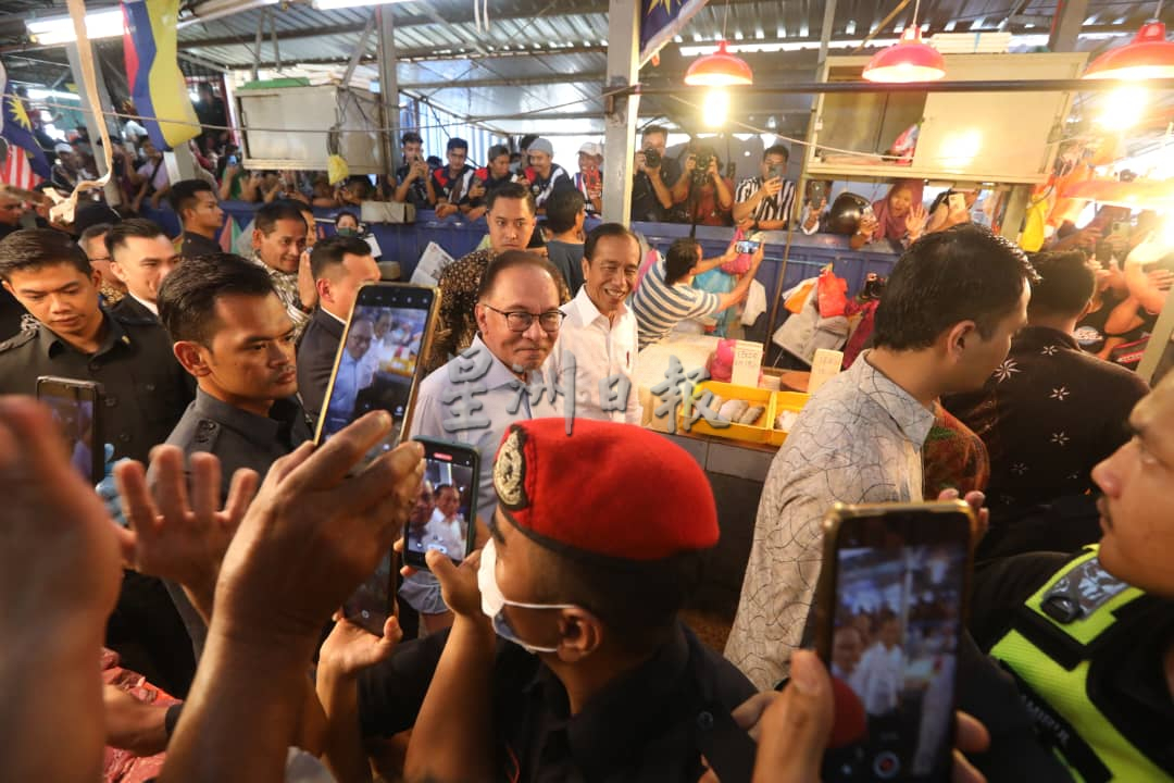 视频|佐科威访马行程不一般!走访隆秋杰路 印尼人唱印尼国歌