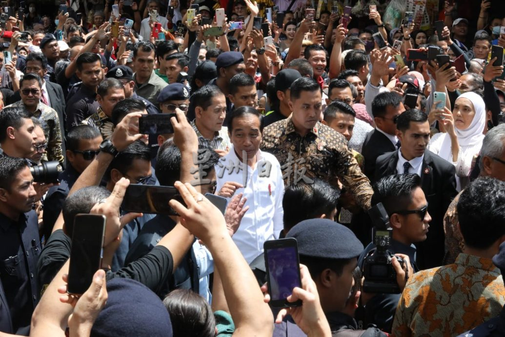 视频|佐科威访马行程不一般!走访隆秋杰路 印尼人唱印尼国歌