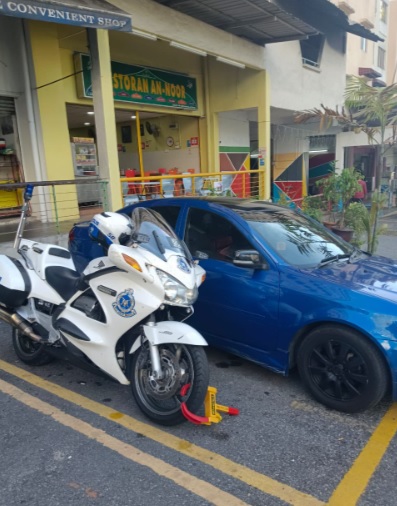 视频|公寓保安锁交警摩托车  管理层：因为乱停车！