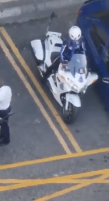 视频|公寓保安锁交警摩托车  管理层：因为乱停车！