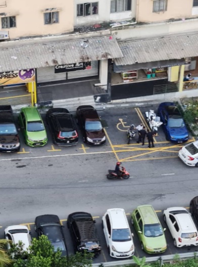 视频|公寓保安锁交警摩托车  管理层：因为乱停车！