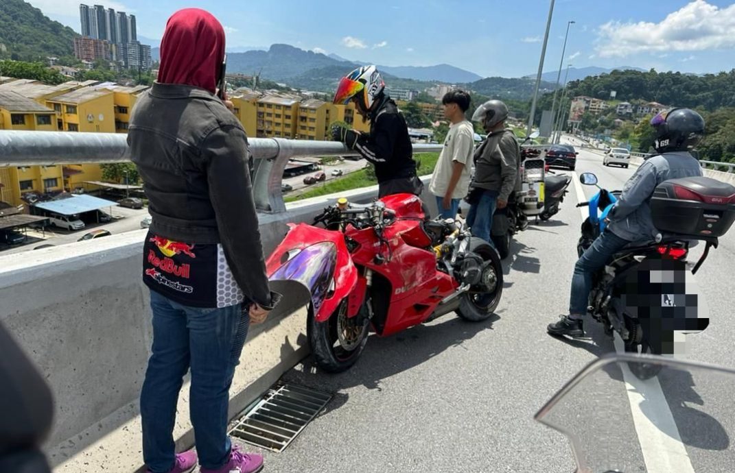 视频|惊!疑避逆向行驶摩托 重型摩托骑士失控直坠天桥