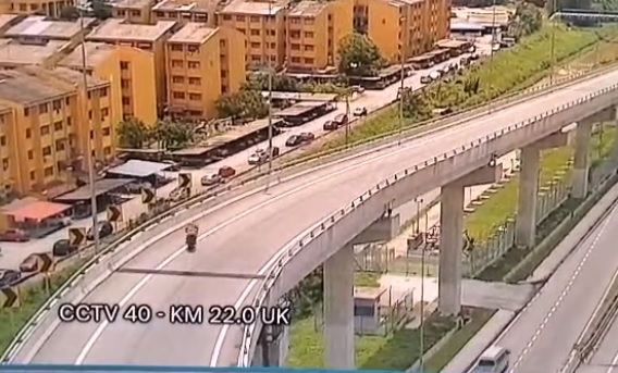 视频|惊!疑避逆向行驶摩托 重型摩托骑士失控直坠天桥