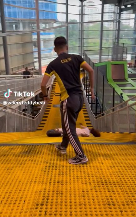 视频/玩泳圈滑道惨被甩飞 女子轻伤心有余悸