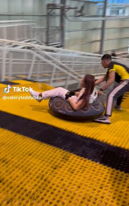 视频/玩泳圈滑道惨被甩飞 女子轻伤心有余悸