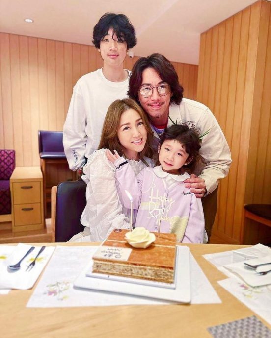 谢安琪大儿子中学毕业 穿西装倒模张继聪