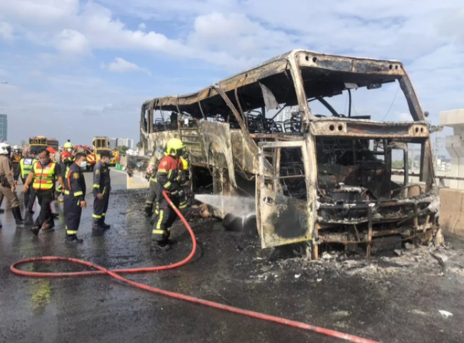 赴泰旅游巴士突起火 15波兰游客拔腿狂逃