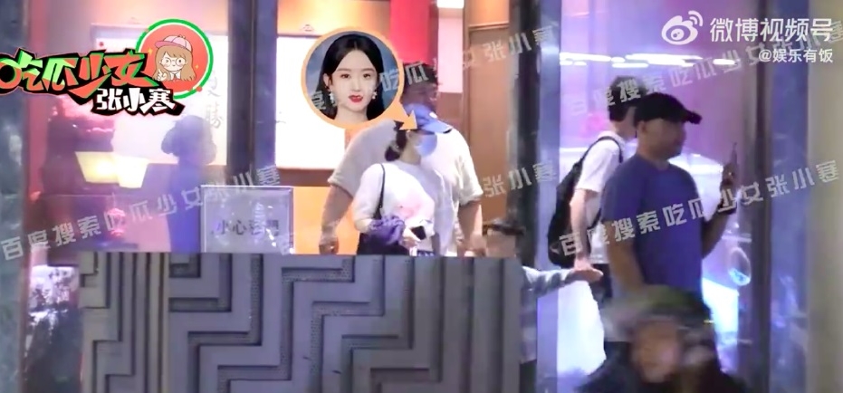 赵丽颖冯绍峰带孩子聚餐 离婚后一家三口首同框