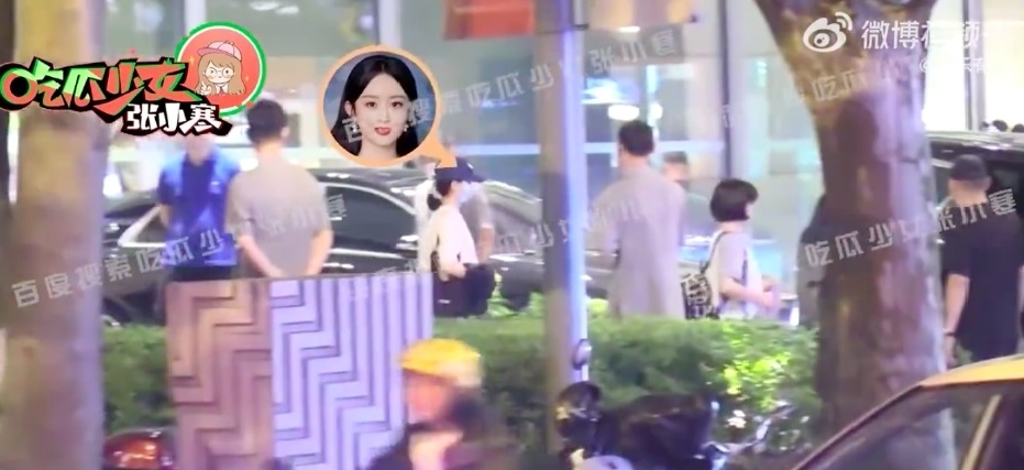 赵丽颖冯绍峰带孩子聚餐 离婚后一家三口首同框