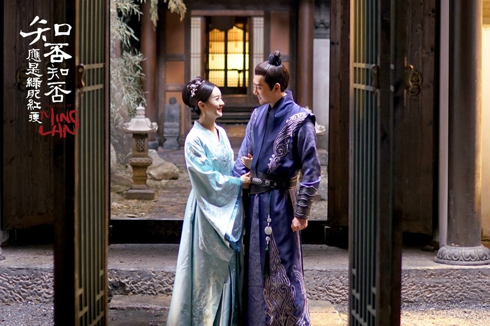 赵丽颖冯绍峰带孩子聚餐 离婚后一家三口首同框