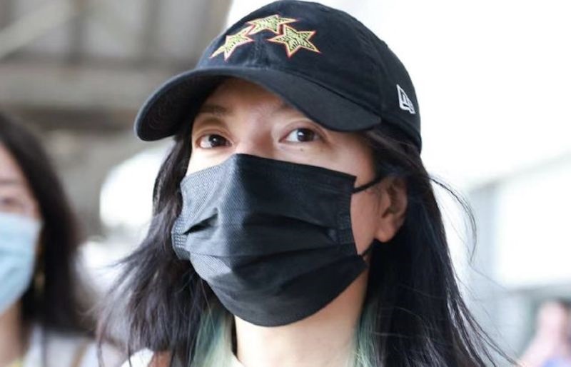 赵薇遭封杀2年现身机场 被赞酷幽默回1句话