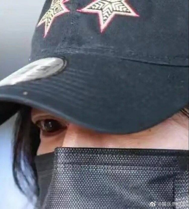 赵薇遭封杀2年现身机场 被赞酷幽默回1句话