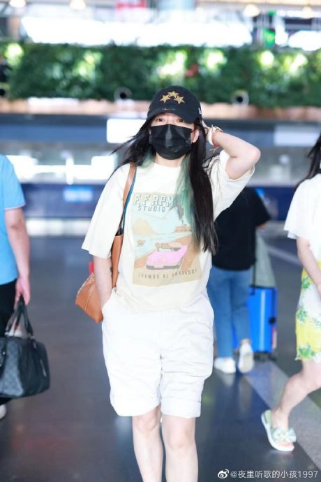 赵薇遭封杀2年现身机场 被赞酷幽默回1句话