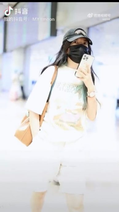 赵薇遭封杀2年现身机场 被赞酷幽默回1句话