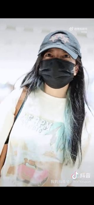 赵薇遭封杀2年现身机场 被赞酷幽默回1句话