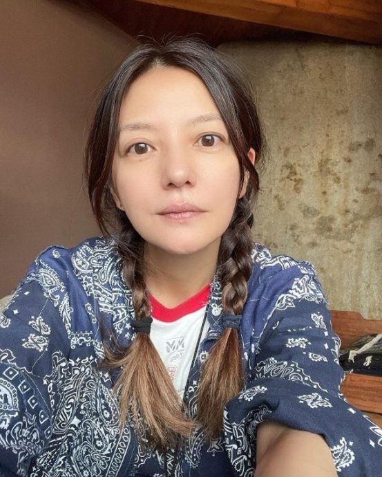 赵薇遭封杀2年现身机场 被赞酷幽默回1句话