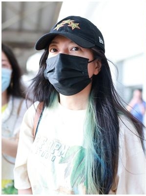 赵薇遭封杀2年现身机场 被赞酷幽默回1句话