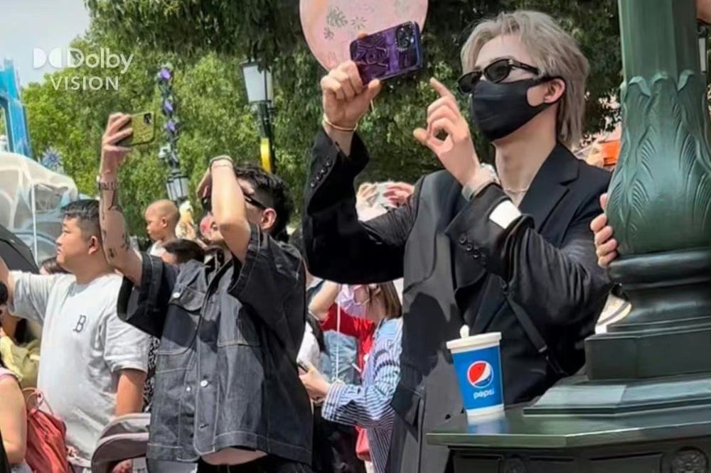 赵露思刘宇宁爆热恋 同日现身迪士尼细节被扒 