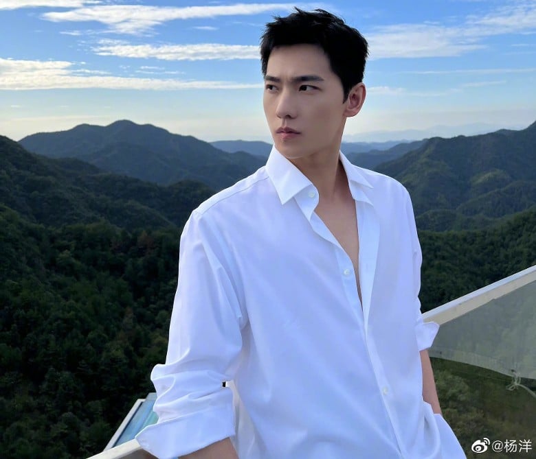 赵露思刘宇宁爆热恋 同日现身迪士尼细节被扒 