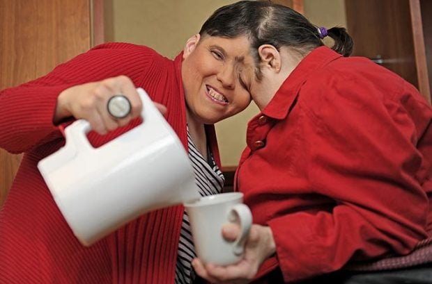 连体双胞胎也能爱爱 姊和男友亲热“弟弟带书在旁边看”