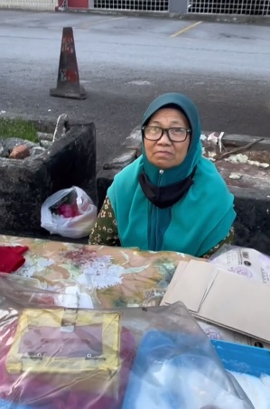 连老妇摊位遮阳伞也要骗 女医生怒骂骗子:羞耻!